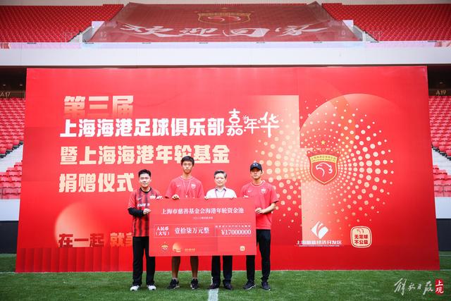 组图：亚马尔女友观战世界杯 长发披肩气质独特